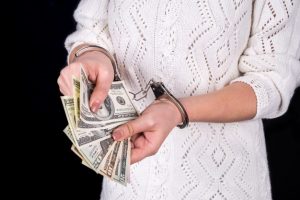 Mujer roba 2.500 dólares de una clínica