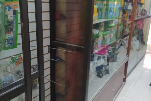 Robaron más de 20 mil dólares de mercadería de una tienda de mascotas.