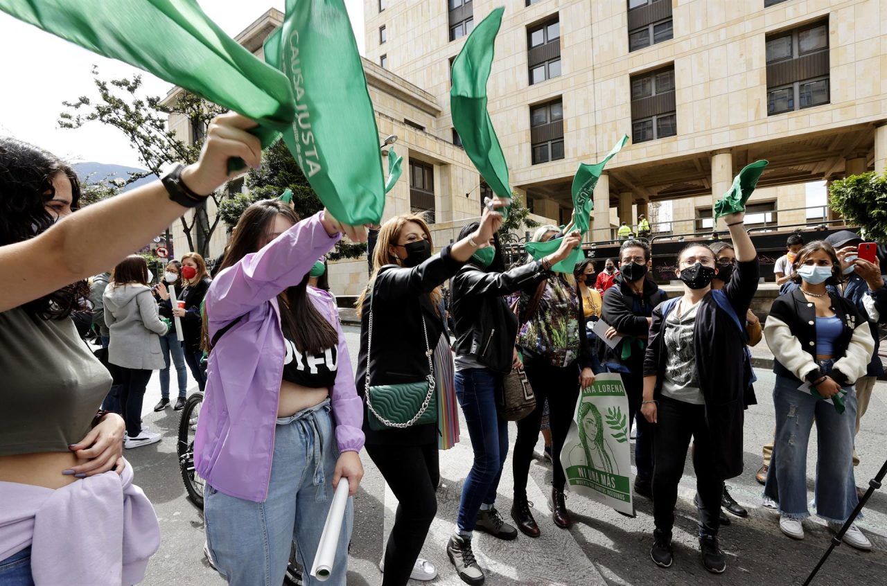 Cientos de feministas reclaman afuera de la Corte Constitucional la despenalización del aborto.