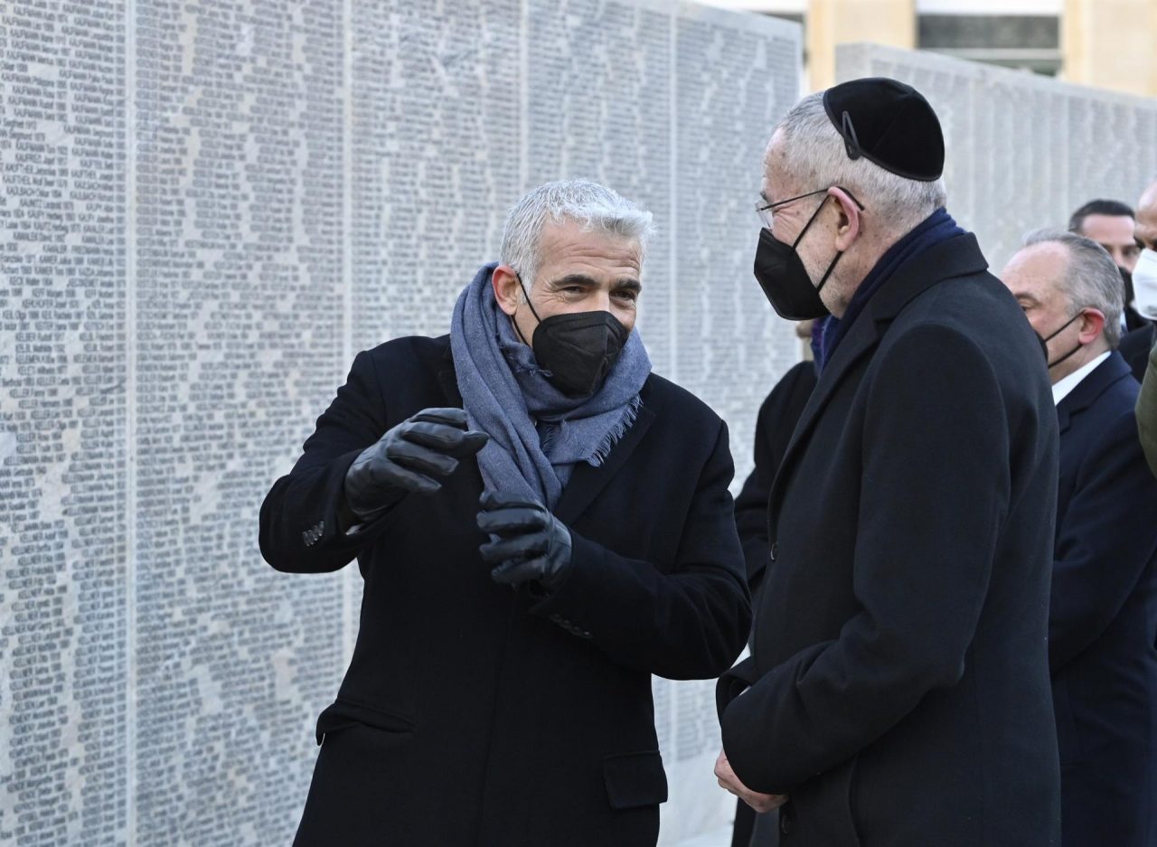 El ministro de Exteriores de Israel, Yair Lapid (i), junto al presidente federal de Austria, Alexander Van der Bellen (d), en un acto conmemorativo.