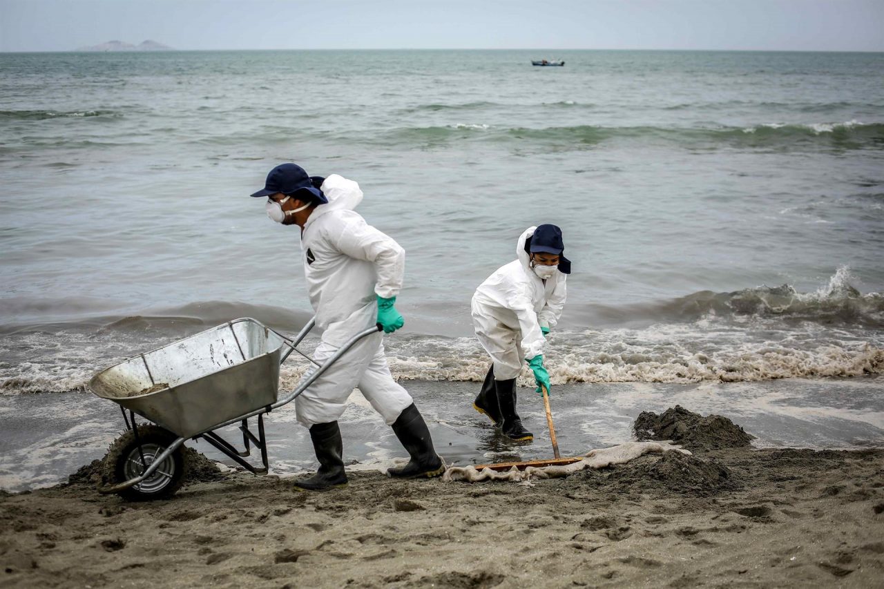 Derrame ya afecta a 24 playas en Perú