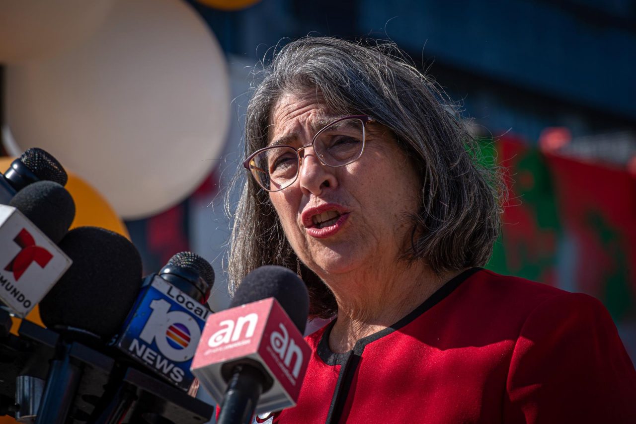 La alcaldesa del condado de Miami-Dade, Daniella Levine Cava, rechazó la "retórica de odio, amenazas, violencia e intolerancia” de la campaña