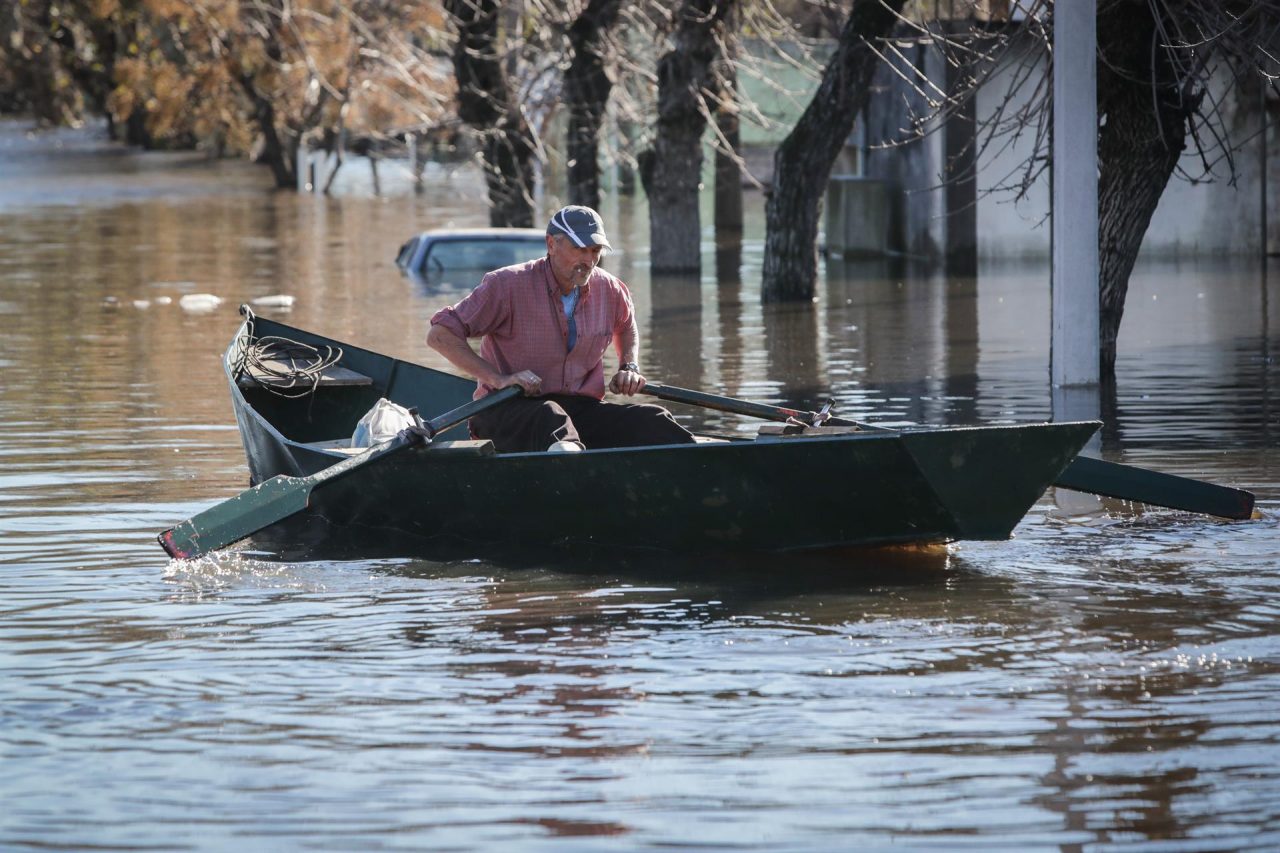 El clima pasó de un extremo a otro en el país. En la foto, un hombre transita a bordo de una canoa por una calle inundada en la población de Durazno.