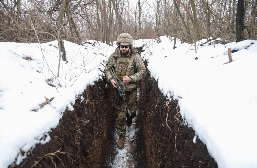 Soldados de Ucrania vigilan la frontera terrestre con Rusia. Foto: EFE