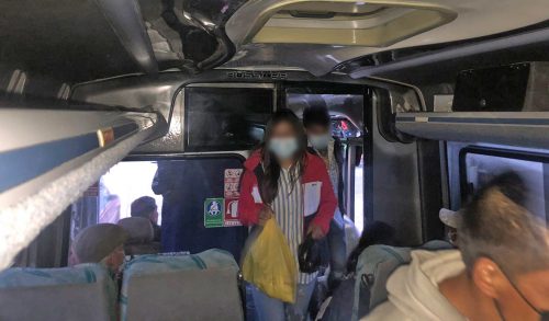 Usuarios se movilizan sin carnets de vacunación y sin respetar aforos
