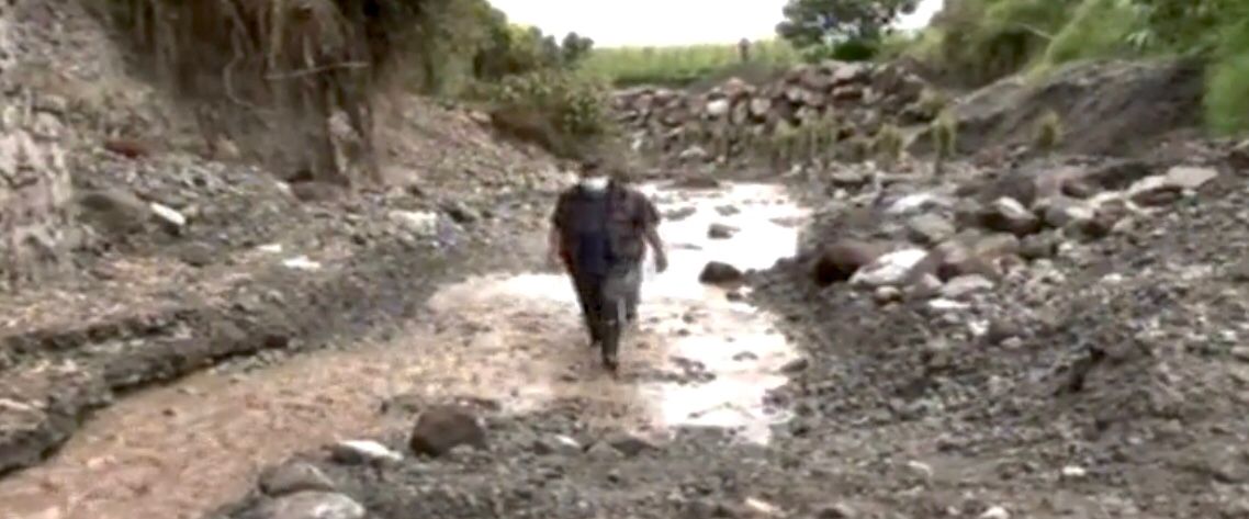 En uno de los sectores del sur de Ibarra piden invertir en el arreglo de sus calles o colocar un puente peatonal para poder caminar sin riesgos.