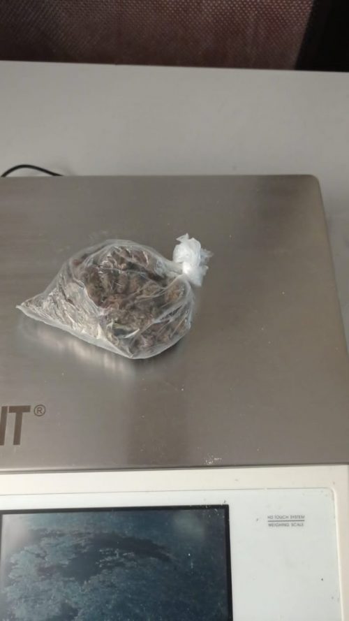 Una mujer encontró una bola de la marihuana en el departamento de su inquilina.