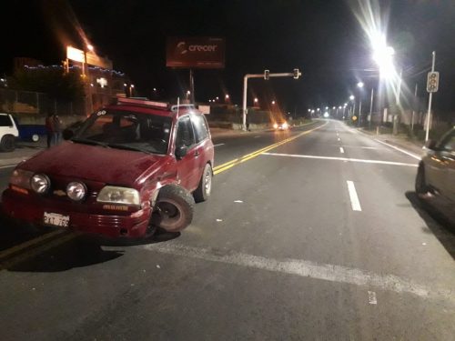 Choca y abandona su vehículo