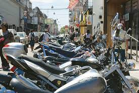 Dos mujeres se robaron una motocicleta del centro de Ambato.