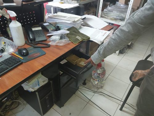 El empleado de un almacén fue al baño y le robaron mil dólares.