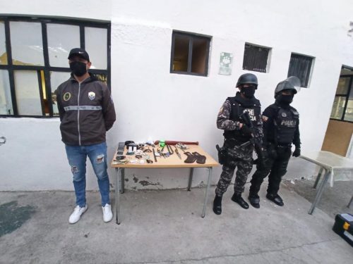 Encuentran armas cortopunzantes en la cárcel de Ambato