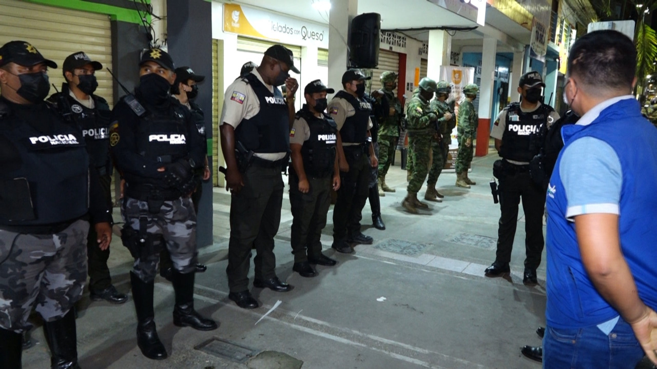 CONTROL. Un pelotón de Batallón de Infantería y miembros policiales patrullan las calles de Quinindé.