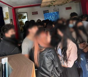 100 personas desalojadas  de una fiesta en Pinllo