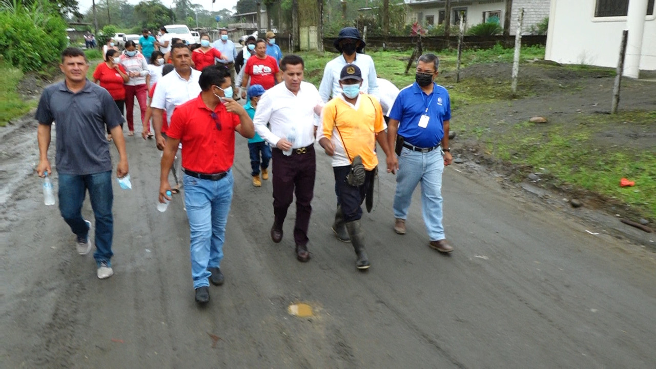 ALIANZA. Campesinos de varias comunidades agradecen el trabajo vial ejecutado entre el Gobierno Parroquial y el Municipio de Quinindé.