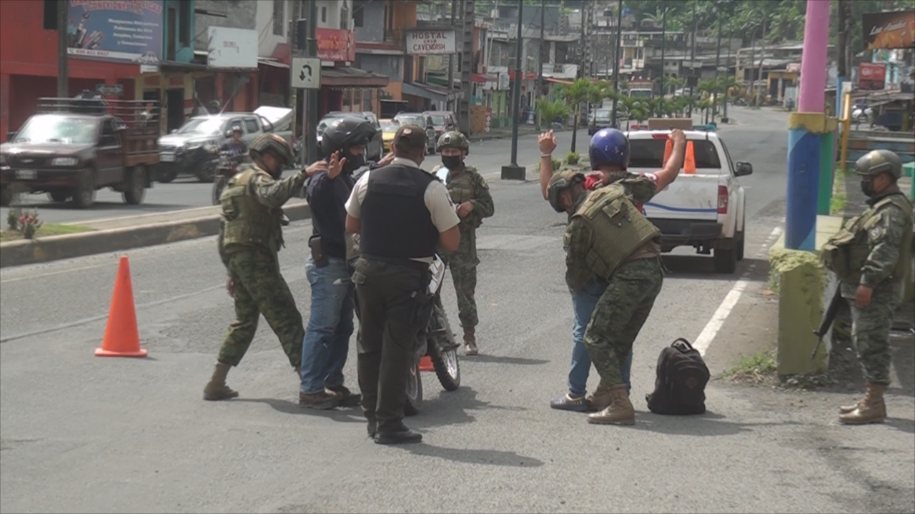 LABOR. Control de policías y militares son exigentes en Quinindé.