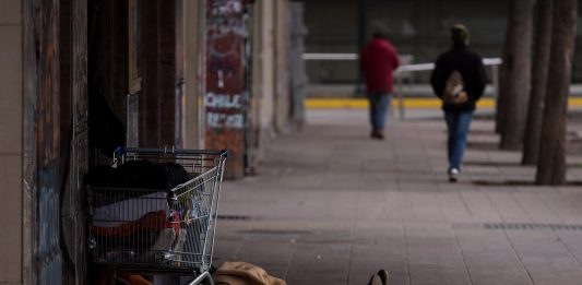 La pandemia aumentó la desigualdad en la región. En la foto, un sin techo en Chile.