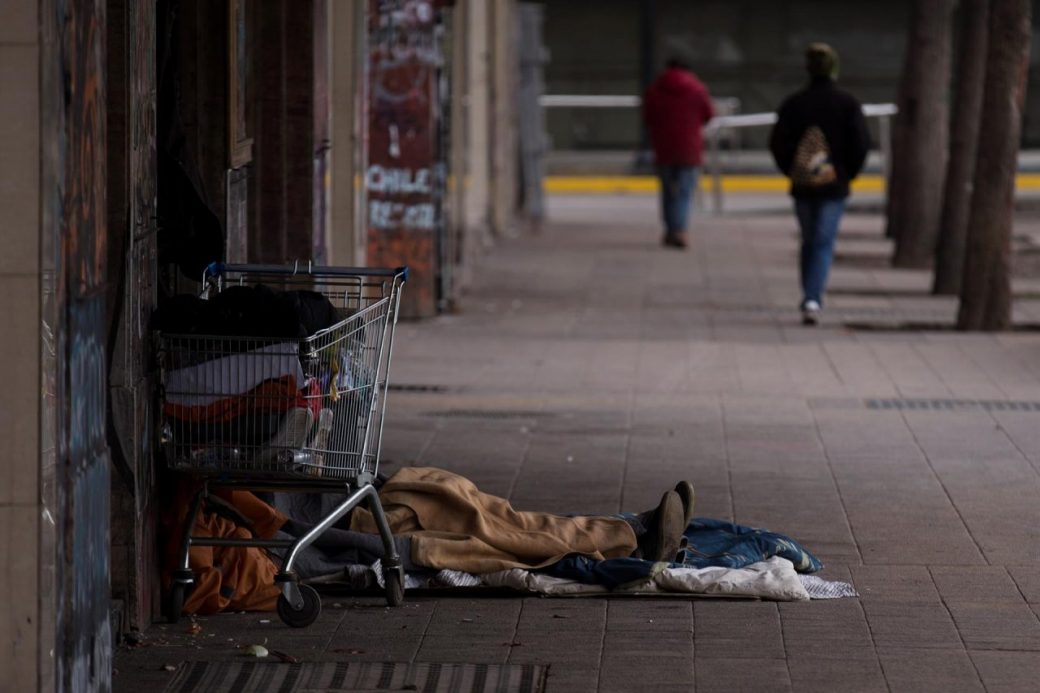 La pandemia aumentó la desigualdad en la región. En la foto, un sin techo en Chile.