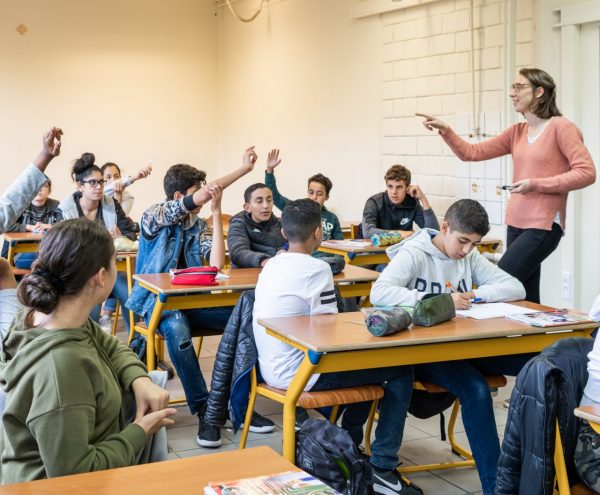 Alumnos belgas regresarán a las aulas pese a ola de covid