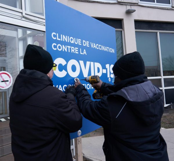 Amenaza de impuesto a no vacunados surte efecto en Quebec