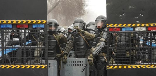La Policía y los militares kazajos tratan a los manifestantes como terroristas.