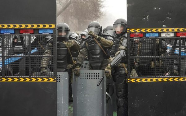 La Policía y los militares kazajos tratan a los manifestantes como terroristas.