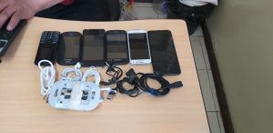 Reos con celulares en la cárcel de Ambato