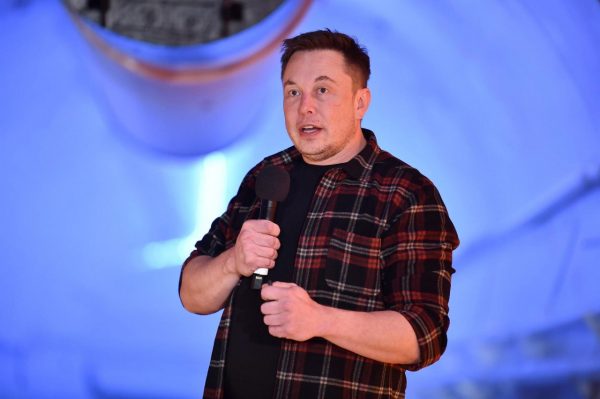 Elon Musk, fundador y principal ejecutivo de Tesla, posee la mayor fortuna del mundo ahora.