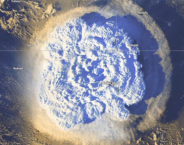 Imagen de la erupción submarina que generó un tsunami que afectó a buena parte del Pacífico.