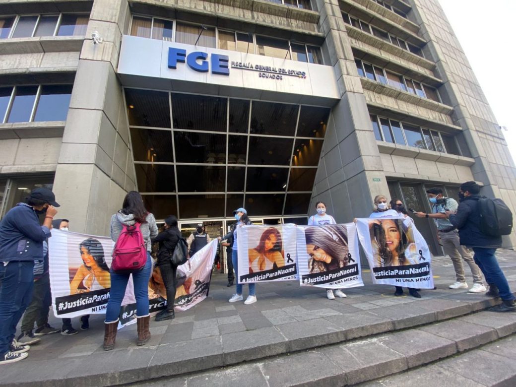En los exteriores de la Fiscalía General del Estado, en Quito, hubo un plantón por Naomi Arcentales.