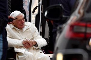 Benedicto XVI ‘escondió bajo la alfombra’ casos de abuso