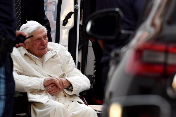Benedicto XVI ‘escondió bajo la alfombra’ casos de abuso