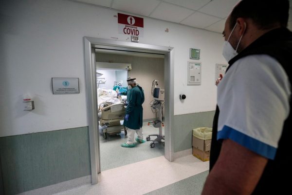 Italia ha suspendido a unos 2 mil médicos por no vacunarse