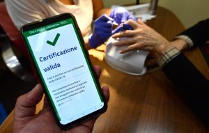 En Italia vendían certificados covid falsos por $169