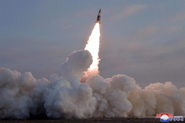 Imagen de una prueba de misiles norcoreana. Las armas nucleares son aún riesgo potencial para la Tierra.