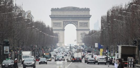 Las autoridades parisinas dicen que con el nivel de contagios no se puede prescindir de la mascarilla.