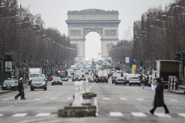 Vuelve la mascarilla a París, pero en sitios concurridos