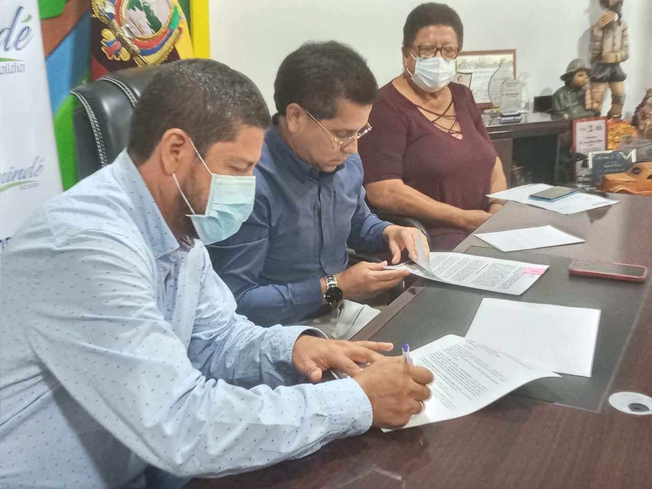 ALIANZA. El Municipio de Quinindé y la Asociación de Porcicultores de la provincia de Esmeraldas, firmaron un convenio para mejorar la producción de cerdo.