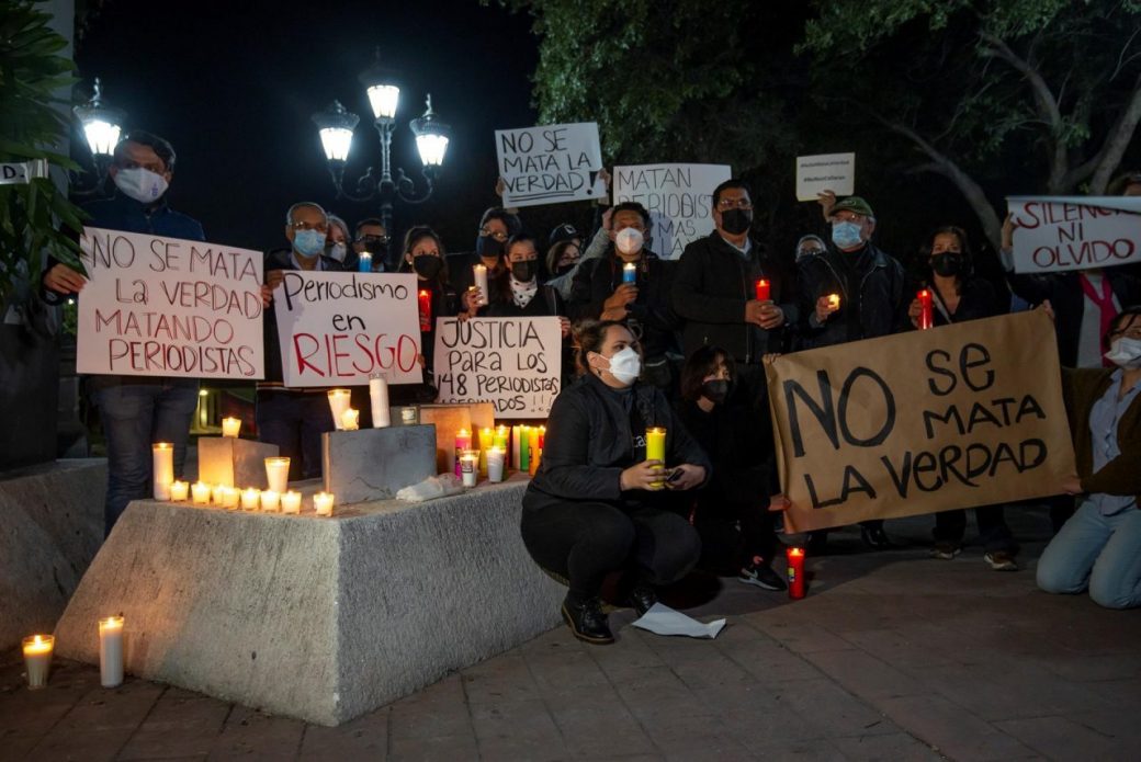 En la foto, periodistas mexicanos protestan por las constantes muertes de colegas debido a su labor.