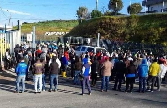 Los vecinos del relleno bloquean desde hace días el ingreso al relleno sanitario de El Inga.