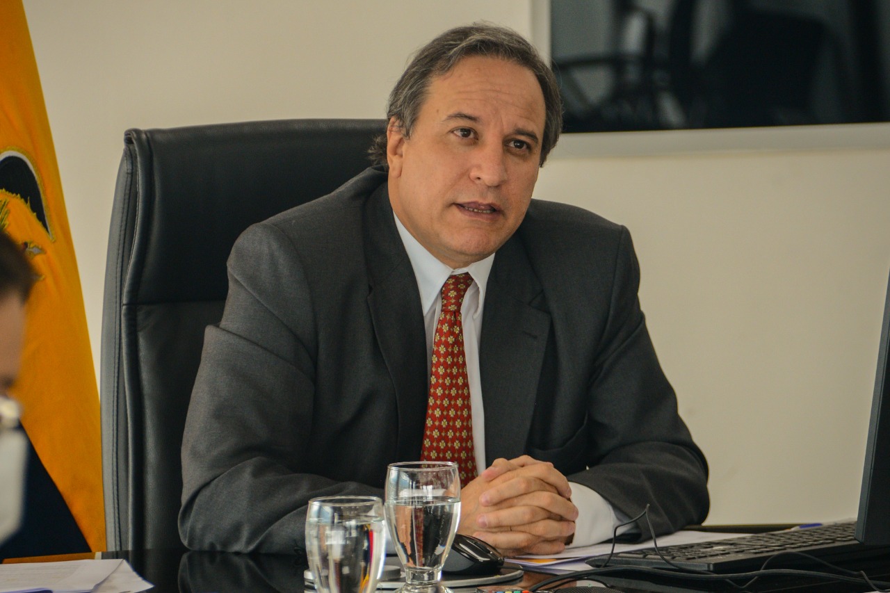 HECHO. El ministro de Economía, Simón Cueva, tiene que manejar un presupuesto lleno de problemas.