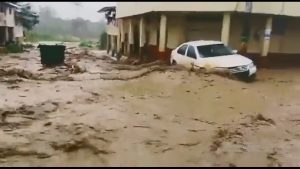 Creciente de río causa inundación en La Maná