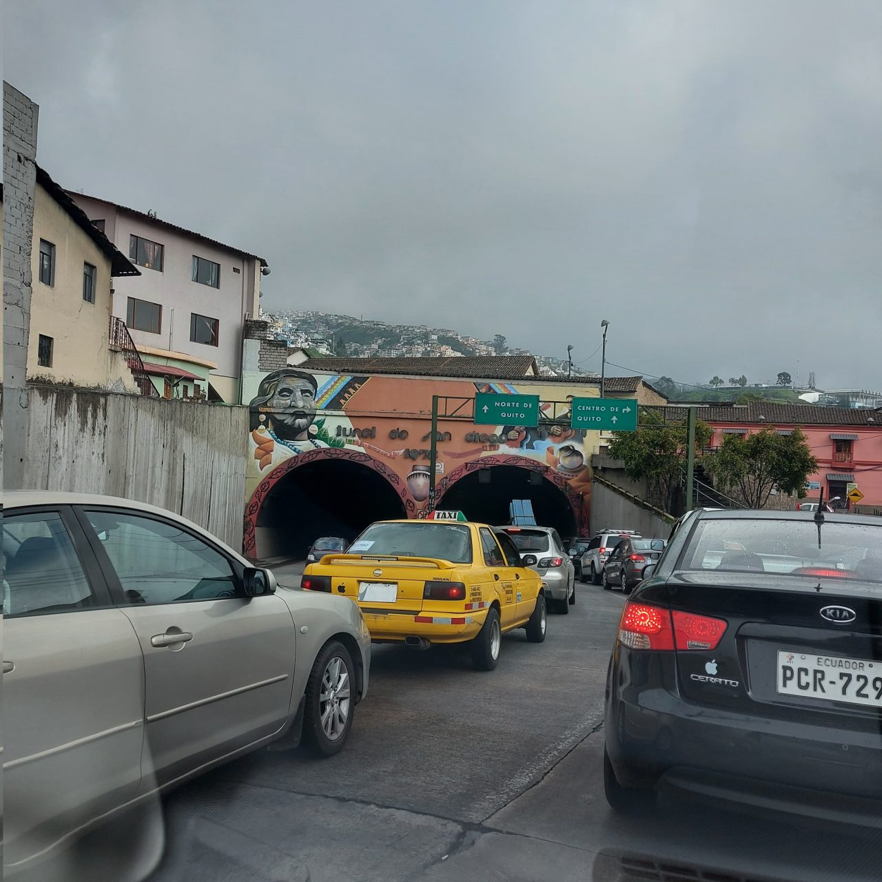 Quito tiene aproximadamente 600.000 vehículos particulares en su parque automotor.