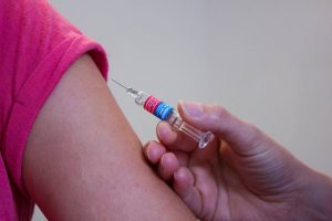Contagios por ómicron: diferencia entre vacunados y no vacunados