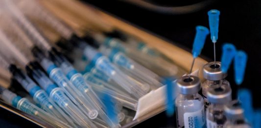 La OMS insiste en que las vacunas y las medidas de bioseguridad evitan muertes por covid.