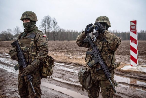 La crisis genera tensión en toda la zona. En la foto, soldados bielorrusos vigilan la frontera con Polonia.