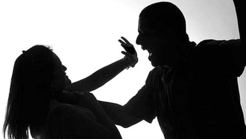 Mujer es agredida brutalmente por su hijo