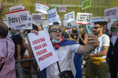 En la foto, decenas de personas se manifiestan en favor de las protestas en Cuba frente a la embajada cubana en Madrid.