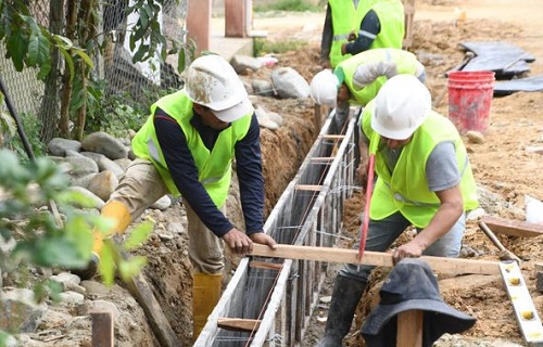 Construcción de aceras en el barrio Panguintza