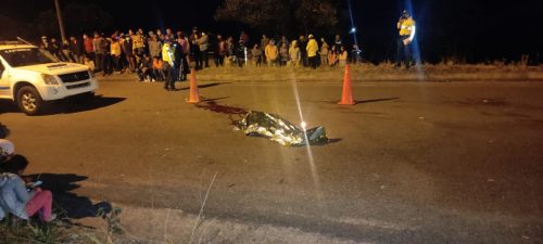 Motorizado impacta contra una volqueta en Baños de Agua Santa