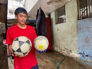 NECESIDADES. (chico pelota) 13 jóvenes viven en una casa de La Comuna, tras el aluvión, aseguran que no han recibido ayuda.